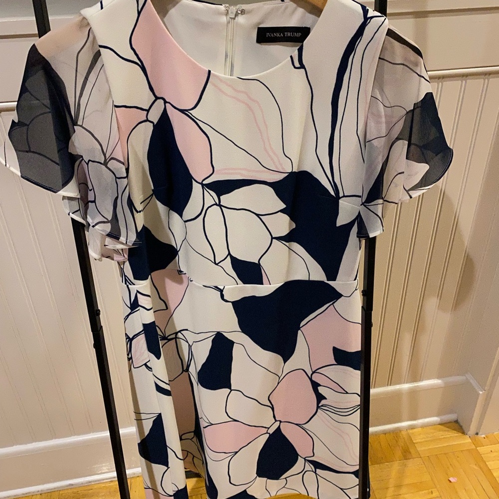 Ivanka trump. Size 8. Flutter sleeve